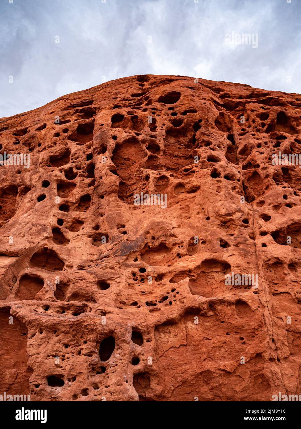Eine vertikale differentielle Erosion von Sandstein, die Unebenheiten und Mulden verursacht, Valley of Fire State Park Stockfoto