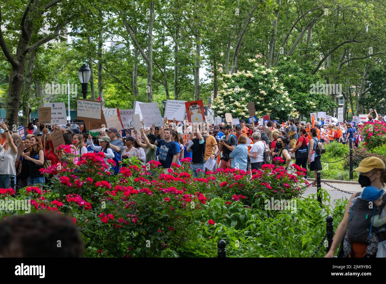 Der Marsch um unser Leben protestiert vom Cadman Plaza über die Brooklyn Bridge, New York, USA Stockfoto