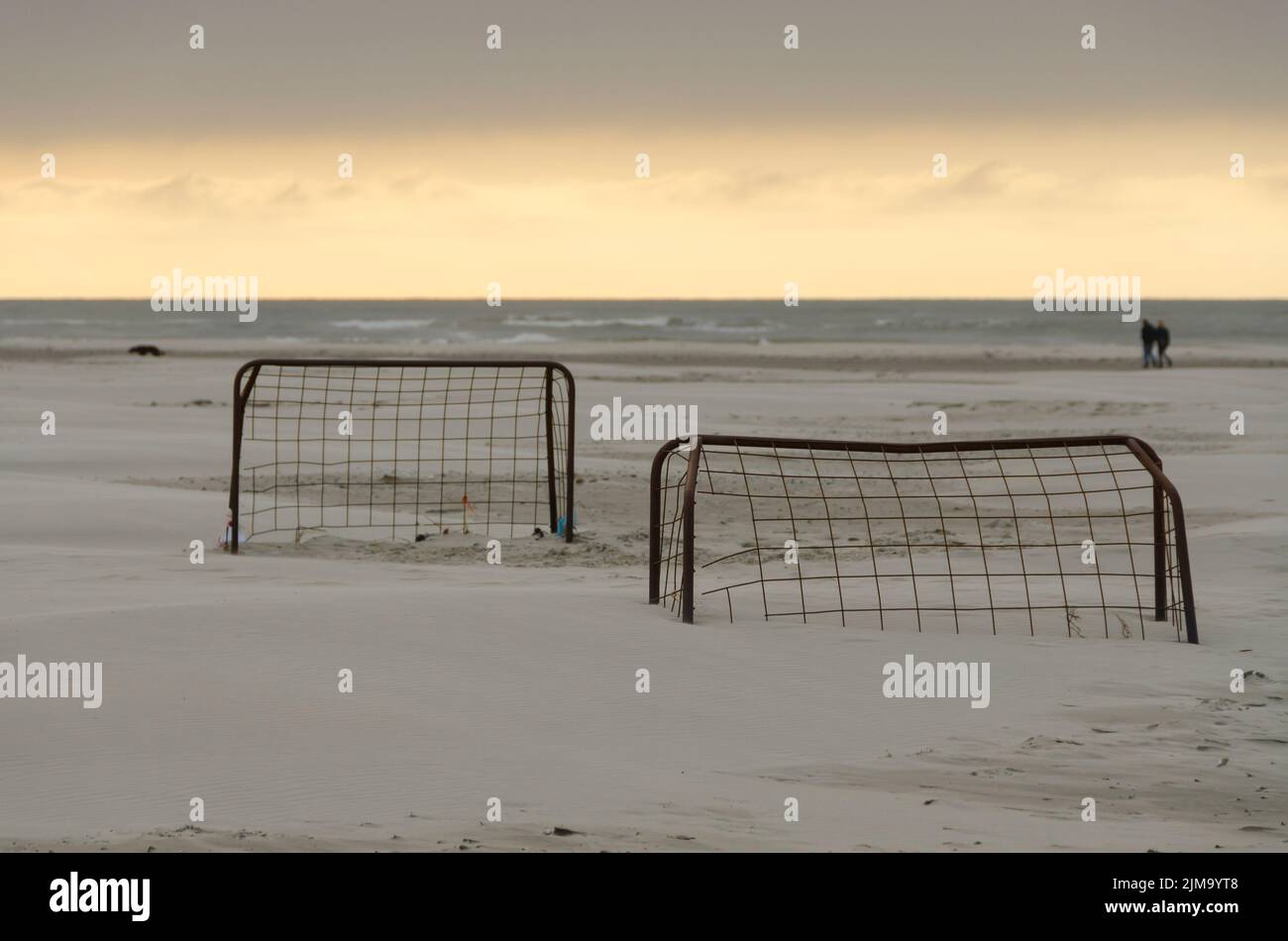 Fußballtore am Strand bei Sonnenuntergang Stockfoto