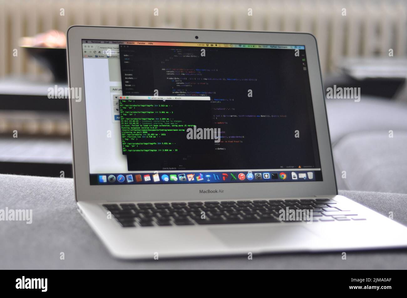 Ein klassischer Macbook Air mit Programmiercode auf dem Bildschirm Stockfoto