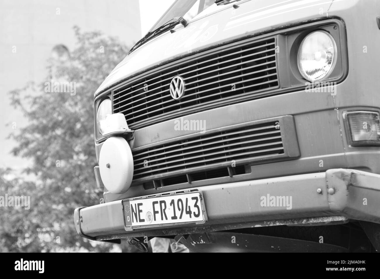 Eine Graustufenaufnahme des VW T3 Bulli Eiswagens mit Glocke im Media Harbour in Düsseldorf. Stockfoto