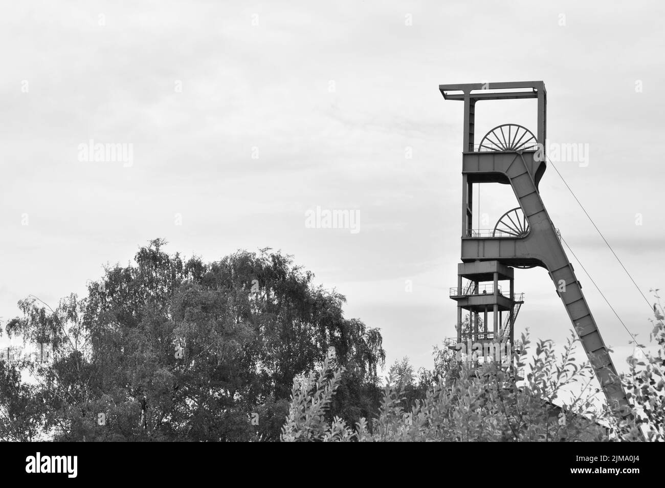 Eine Graustufenaufnahme des verwinkelten Turms einer alten Kolonie in Essen, Ruhrgebiet, NRW, Deutschland. Stockfoto