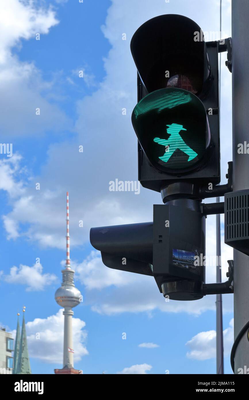 Die berühmte Ost-Berliner Fußgängerampel auf grün, im Hintergrund der Fernsehturm in Mitt Stockfoto
