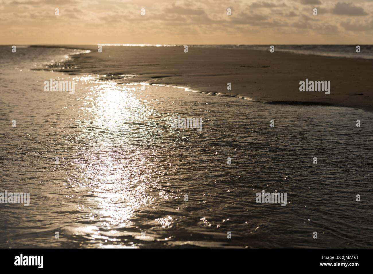 Sonnenstrahlen am Nordseestrand von Vlieland Stockfoto