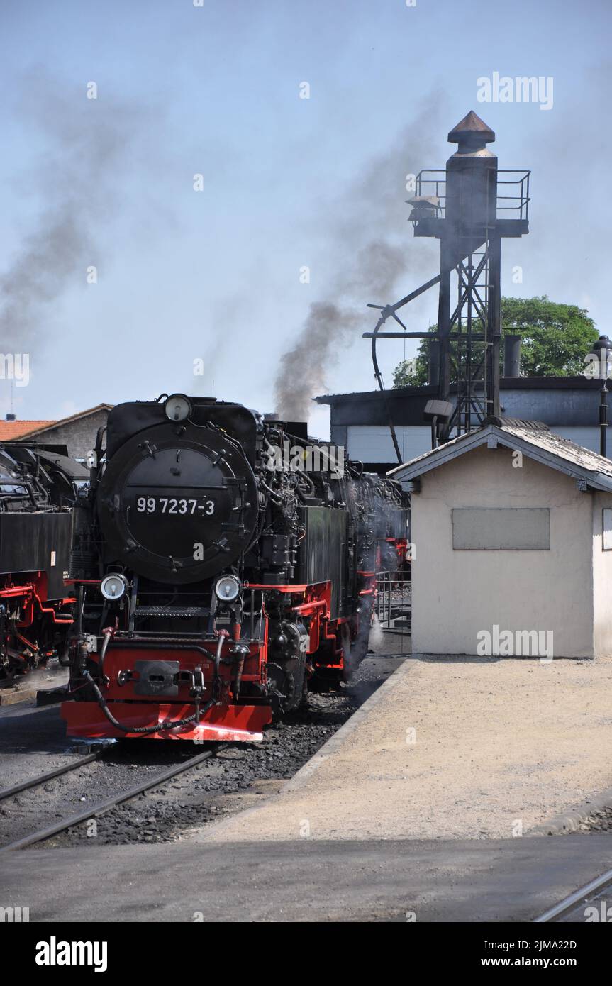 Eine vertikale Aufnahme der Dampflokomotiven der Schmalspurbahnen Harz am Bahnhof Wernigerode in Deutschland Stockfoto
