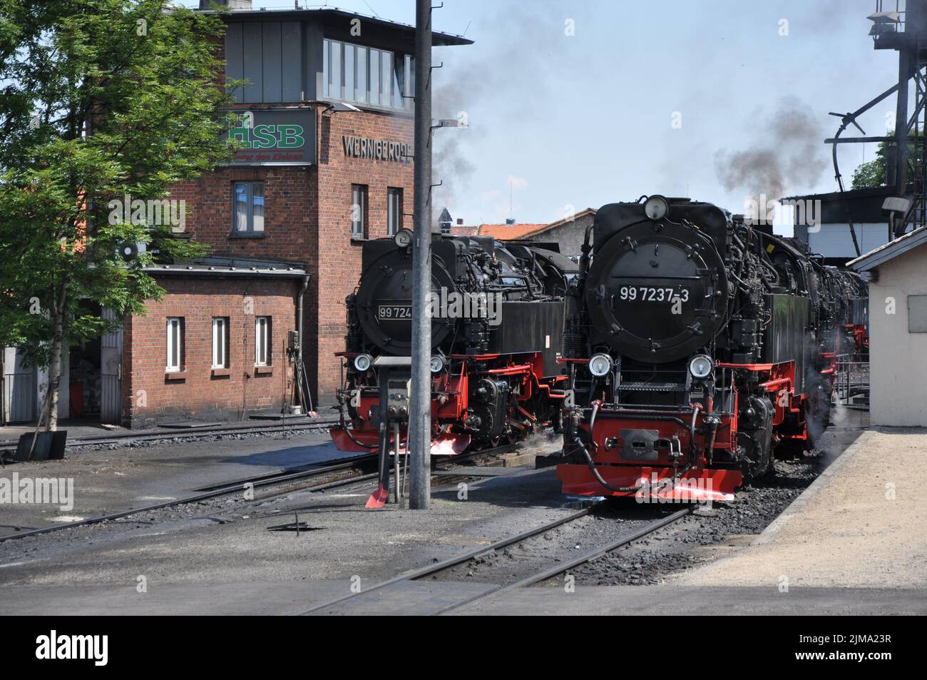 Eine szenische Aufnahme der Dampflokomotiven der Schmalspurbahnen Harz am Bahnhof Wernigerode in Deutschland Stockfoto