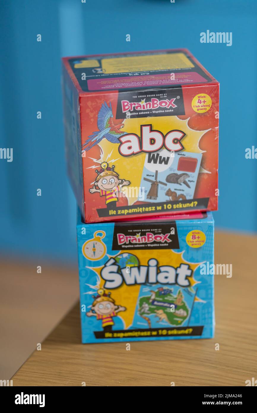 Das Brainbox Markenkartenspiel mit dem Alphabet-Thema in einer Kiste auf einem Holztisch. Stockfoto