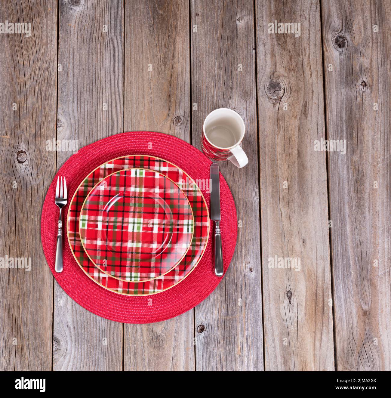 Weihnachtliche Dinner-Kulisse für die festliche Weihnachtszeit auf rustikalem Holz Stockfoto