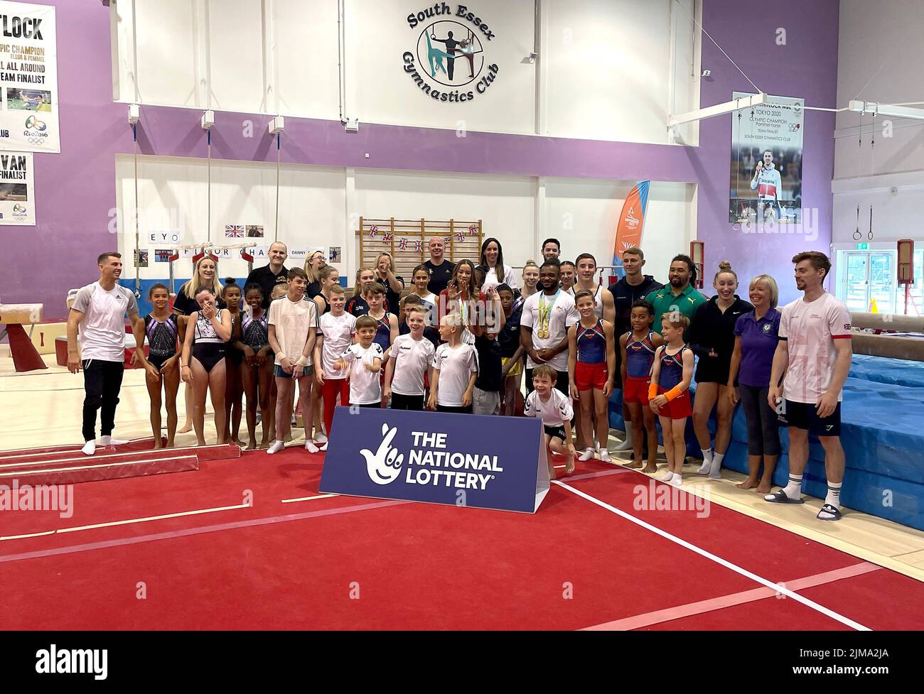 Max Whitlock (links), Georgia-Mae Fenton (Mitte) und Courtney Tulloch posiert für Fotografen im South Essex Gymnastik Club, Essex. Bilddatum: Freitag, 5. August 2022. Max Whitlock, Courtney Tulloch und Georgia-Mae Fenton überraschten einen Raum voller kleiner Kinder, die das Team England während der Spiele unterstützt haben. Stockfoto