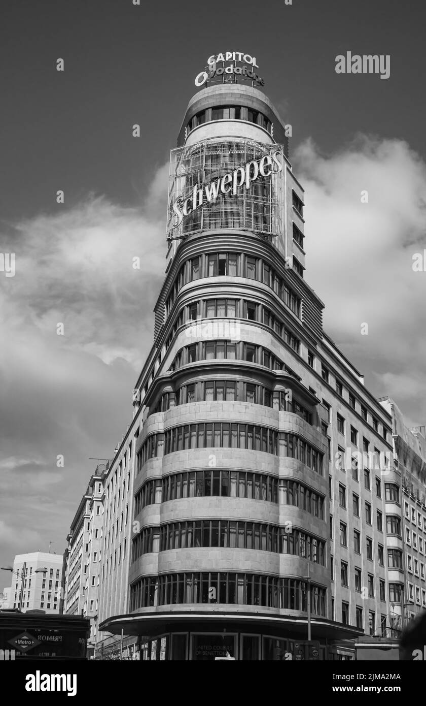 Eine vertikale Aufnahme der Hauptstadt bauen emblematische Gebäude von Madrid in Graustufen Stockfoto