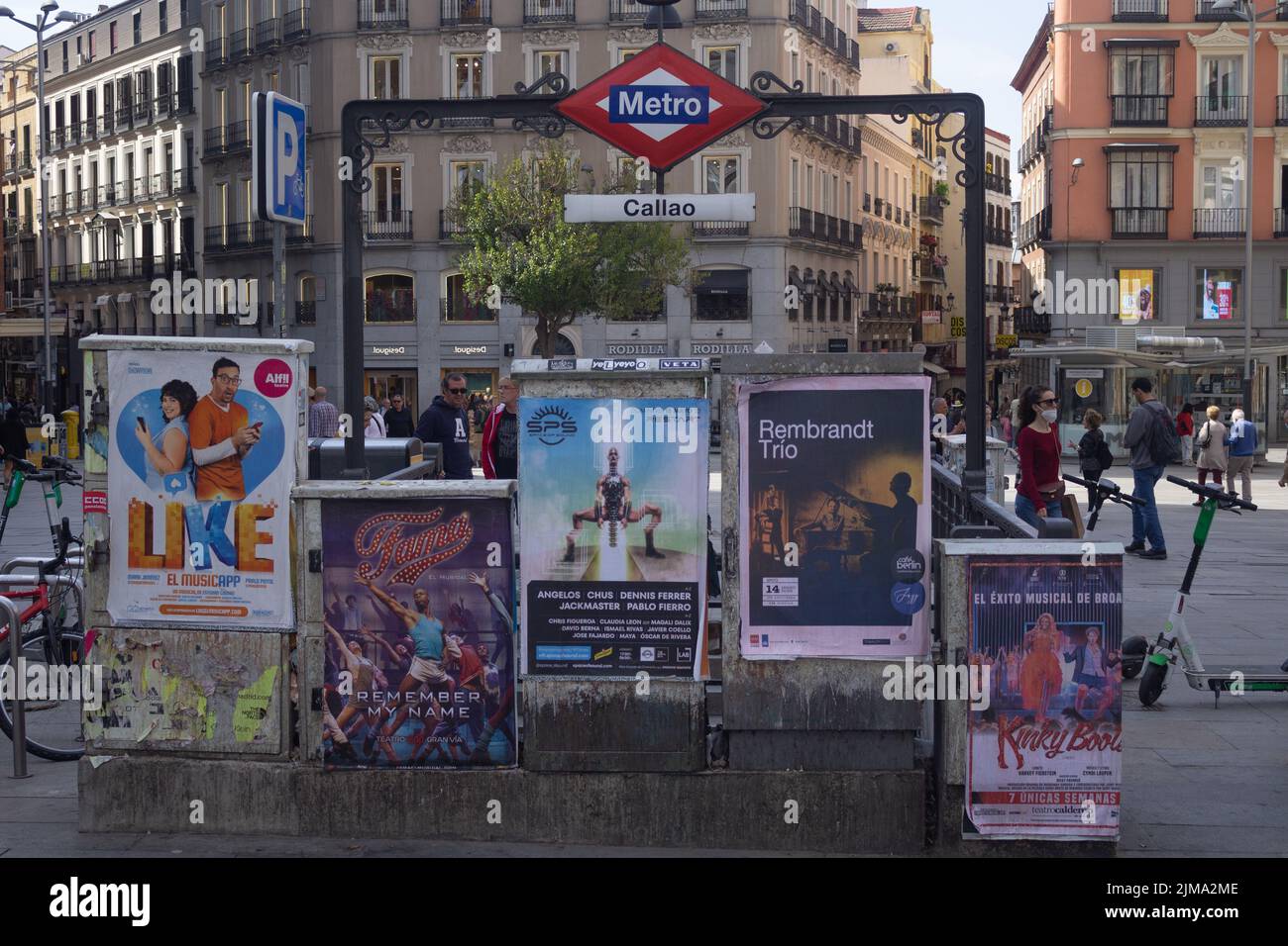 Eine Metrostation in Madrid zeigt mehrere Werbeplakate in Spanien Stockfoto