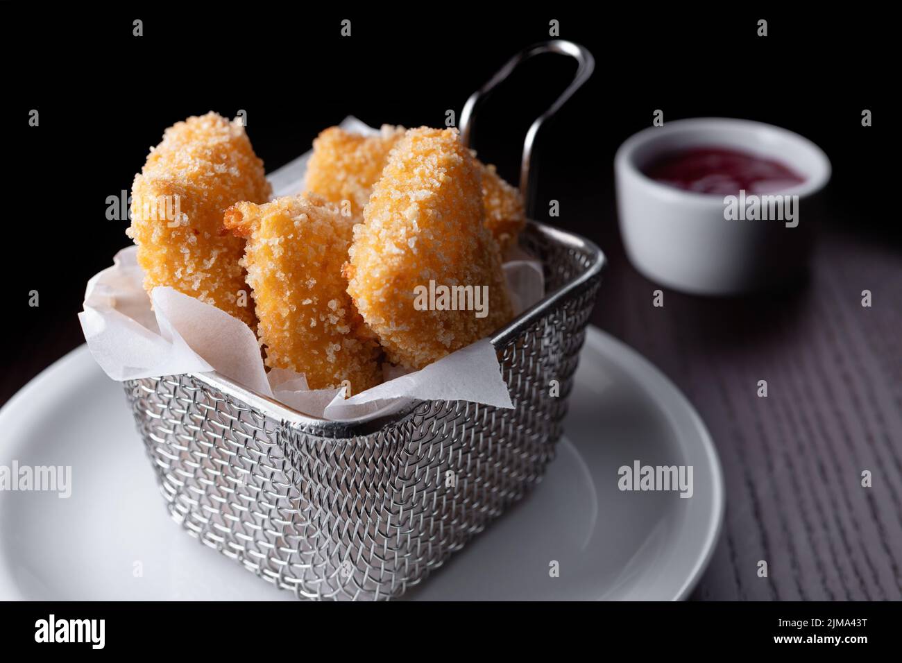 Suluguni Cheese frites Nuggets mit Beerensauce. Selektiver Fokus Stockfoto