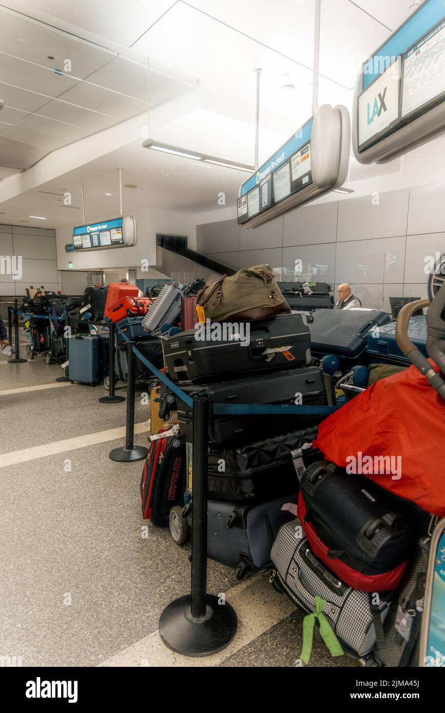 Unzählige Mengen verlorenes Gepäck und nicht beanspruchtes Gepäck sitzen auf dem LAX Lost Angeles International Airport ohne Ende in Sicht. Überlastung und Stress! Stockfoto