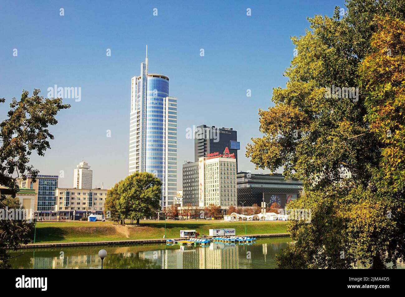 Blick auf die Stadt Minsk über den Fluss Svisloch Stockfoto