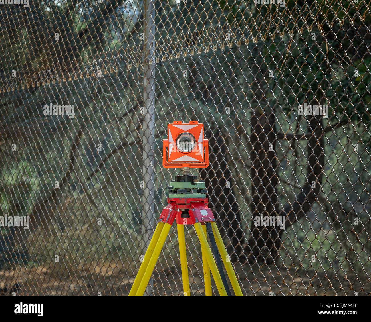 Auf einem gelben und roten Stativ am Lake Hollywood in Los Angeles, CA, befindet sich eine orange-weiße Durchgangsebene. Stockfoto
