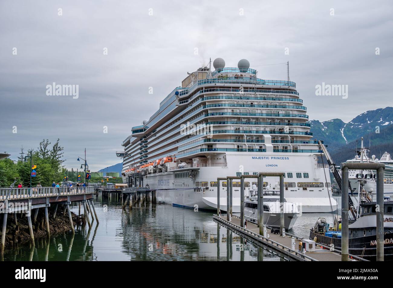 Juneau, Alaska - 27. Juli 2022: Majestätische Prinzessin der Prinzessin Kreuzfahrten am Kreuzfahrtanleger in Juneau. Stockfoto
