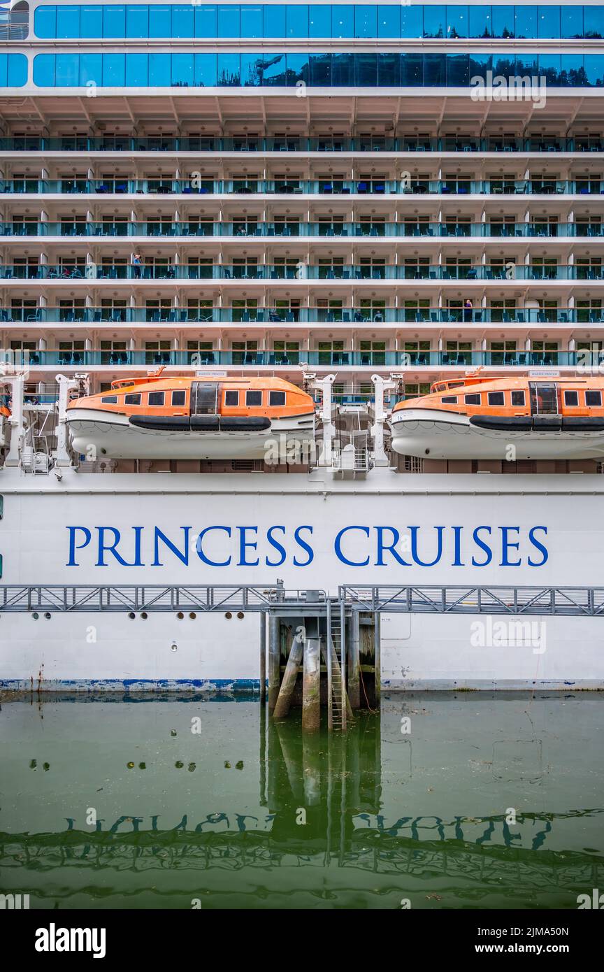 Juneau, Alaska - 27. Juli 2022: Majestätische Prinzessin der Prinzessin Kreuzfahrten am Kreuzfahrtanleger in Juneau. Stockfoto