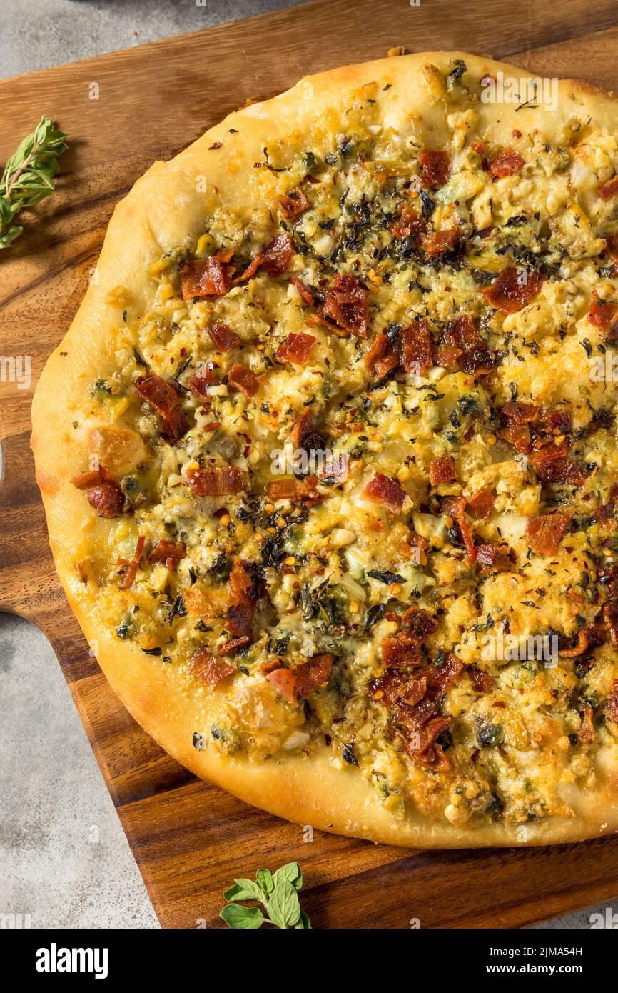 Hausgemachte New Haven Clam White Pizza mit Oregano und Bacon Stockfoto