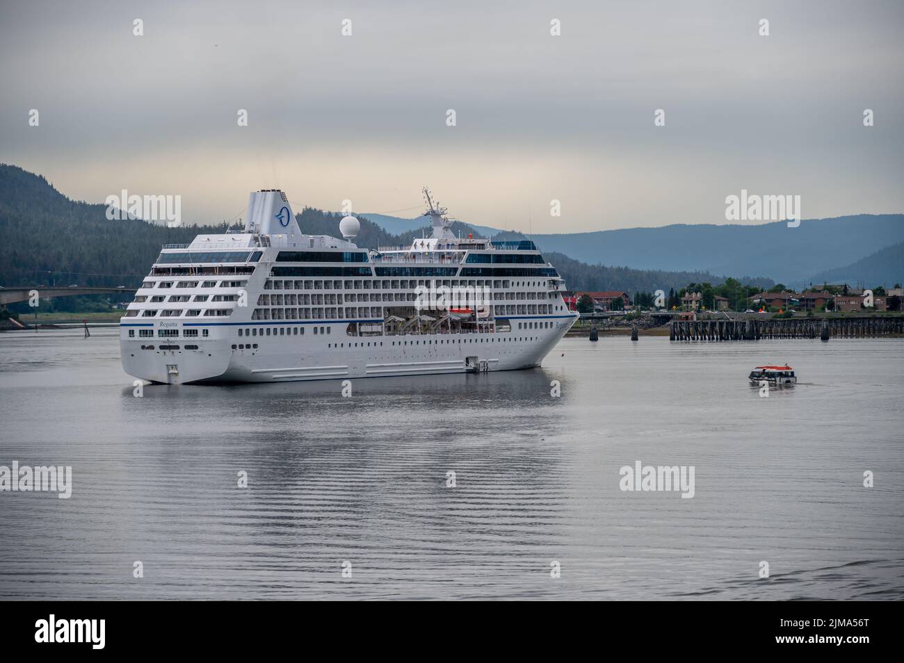 Juneau, Alaska - 27. Juli 2022: Ozeanienregatta-Schiff am Kreuzfahrtanleger in Juneau. Stockfoto