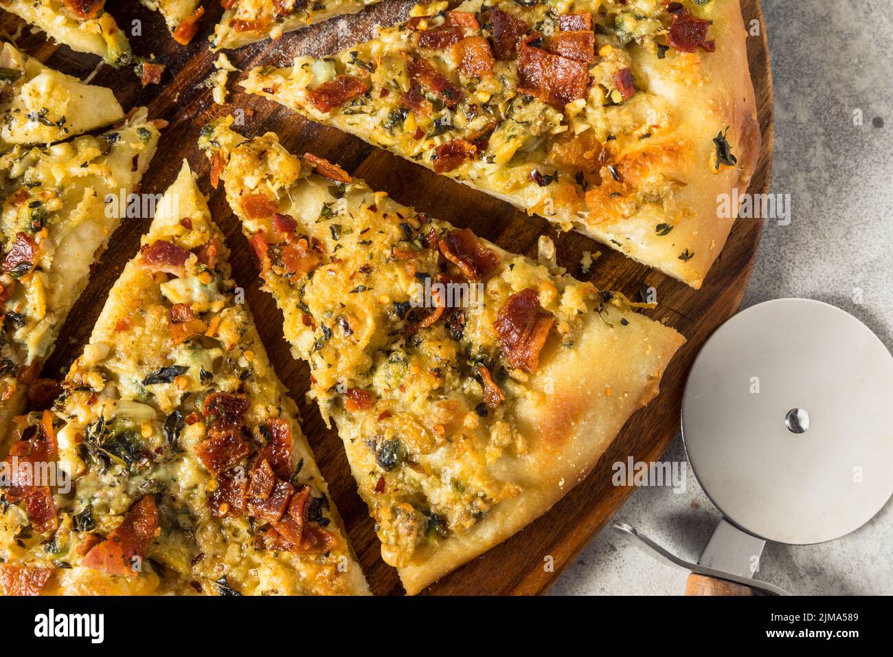 Hausgemachte New Haven Clam White Pizza mit Oregano und Bacon Stockfoto