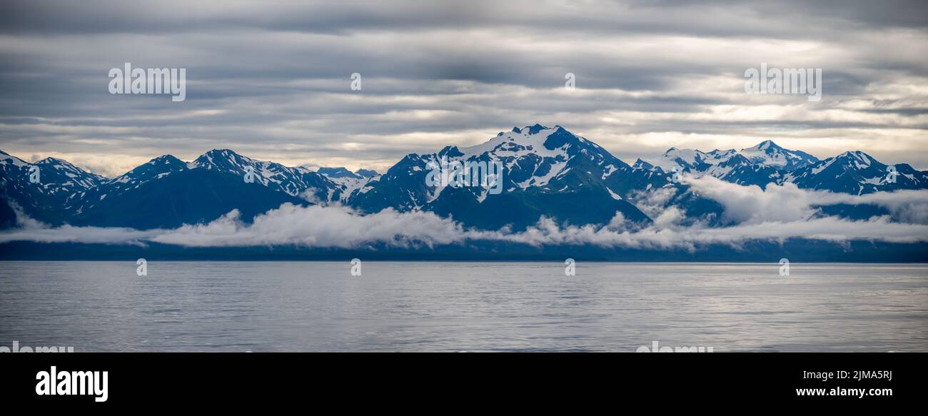 Berge entlang der nordwestlichen Pazifikküste Alaskas in der Nähe des Hubbard Glacier. Stockfoto