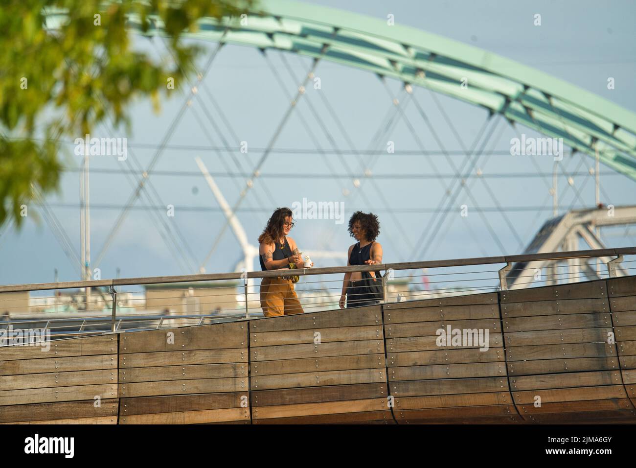 Die Leute auf der Brücke haben Spaß und genießen einen Blick auf Providence, Rhode Island Stockfoto