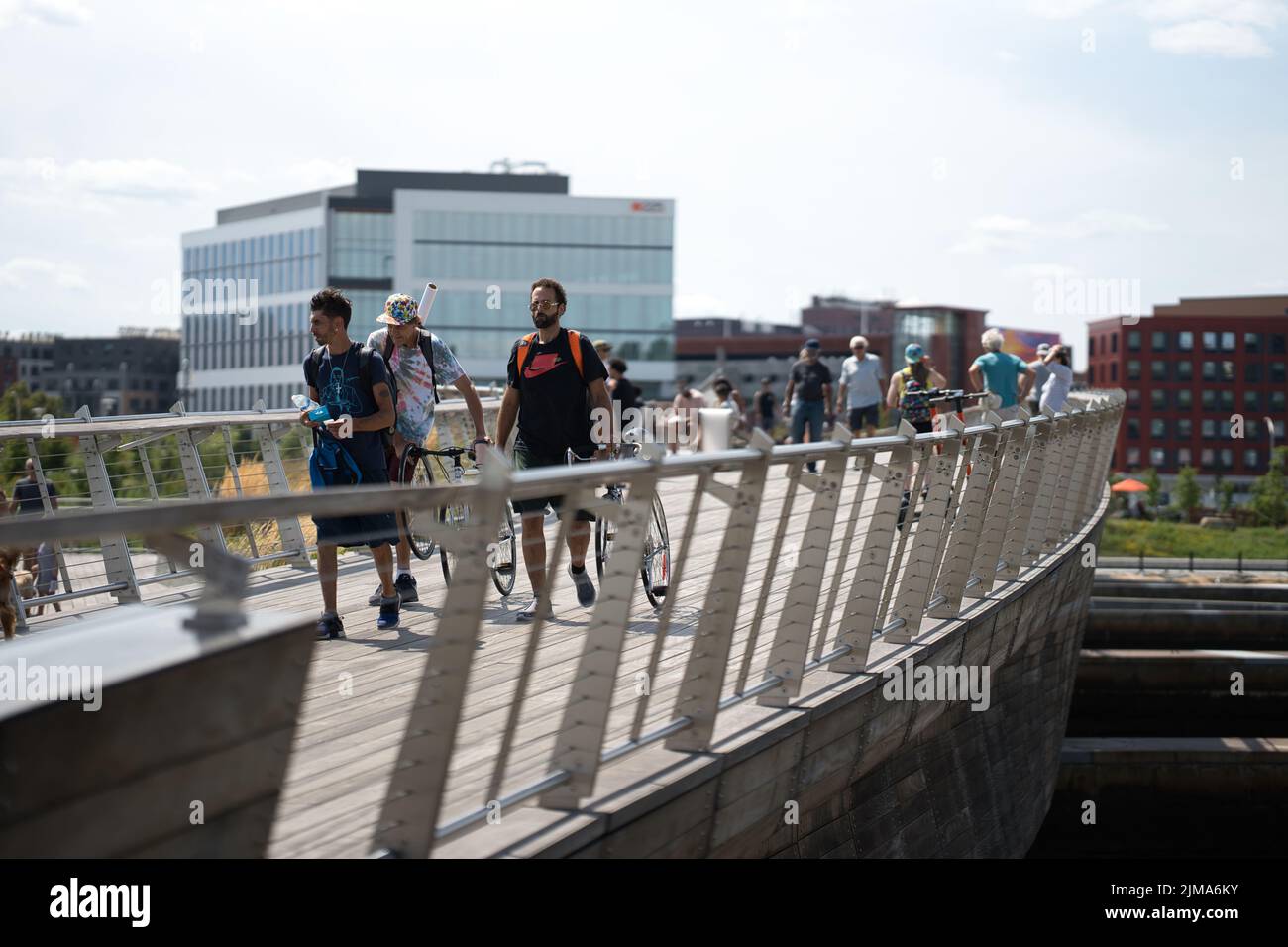 Die Leute auf der Brücke haben Spaß und genießen einen Blick auf Providence, Rhode Island Stockfoto