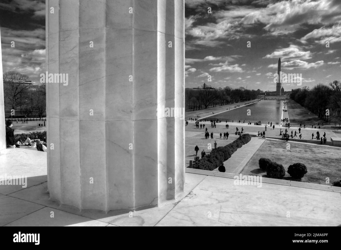 Schwarz-Weiß-Foto des Washington Monument in der Entfernung von hinter der Säule am Lincoln Memorial. Stockfoto