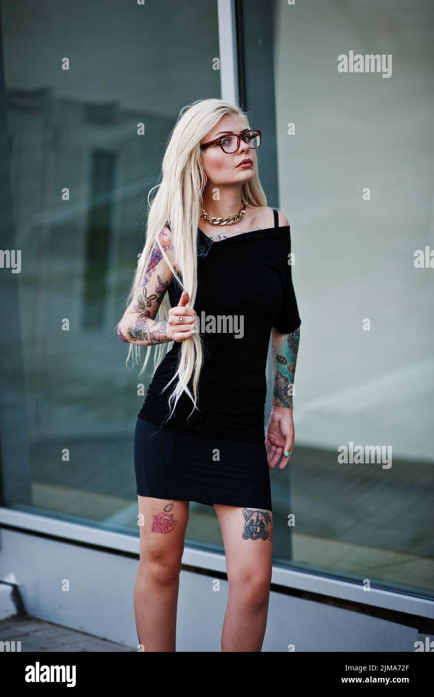 Junge blonde Tattoo Mädchen Hintergrund Hightech-Windows-Architektur Stockfoto