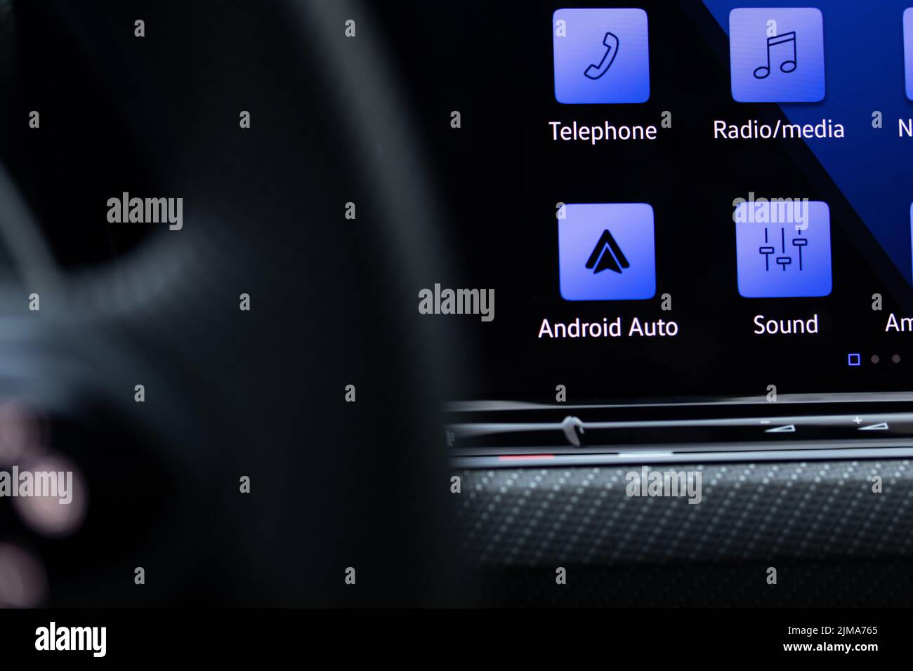 Er Google Android Auto-Symbol ist in blau auf dem Bildschirm eines neuen Luxus-Auto zu sehen. Stockfoto