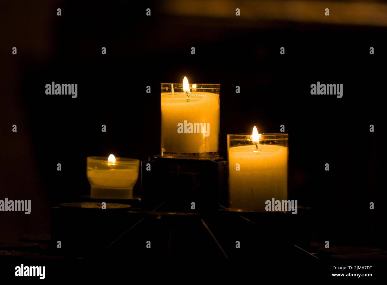 Kerzen in der Kirche Stockfoto