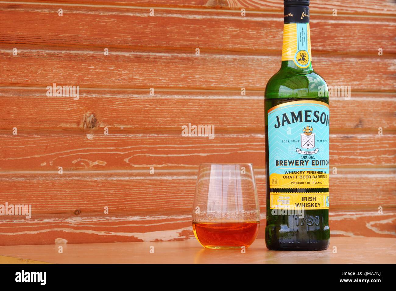 Whiskey-Flasche und Glas mit Holzhintergrund Stockfoto
