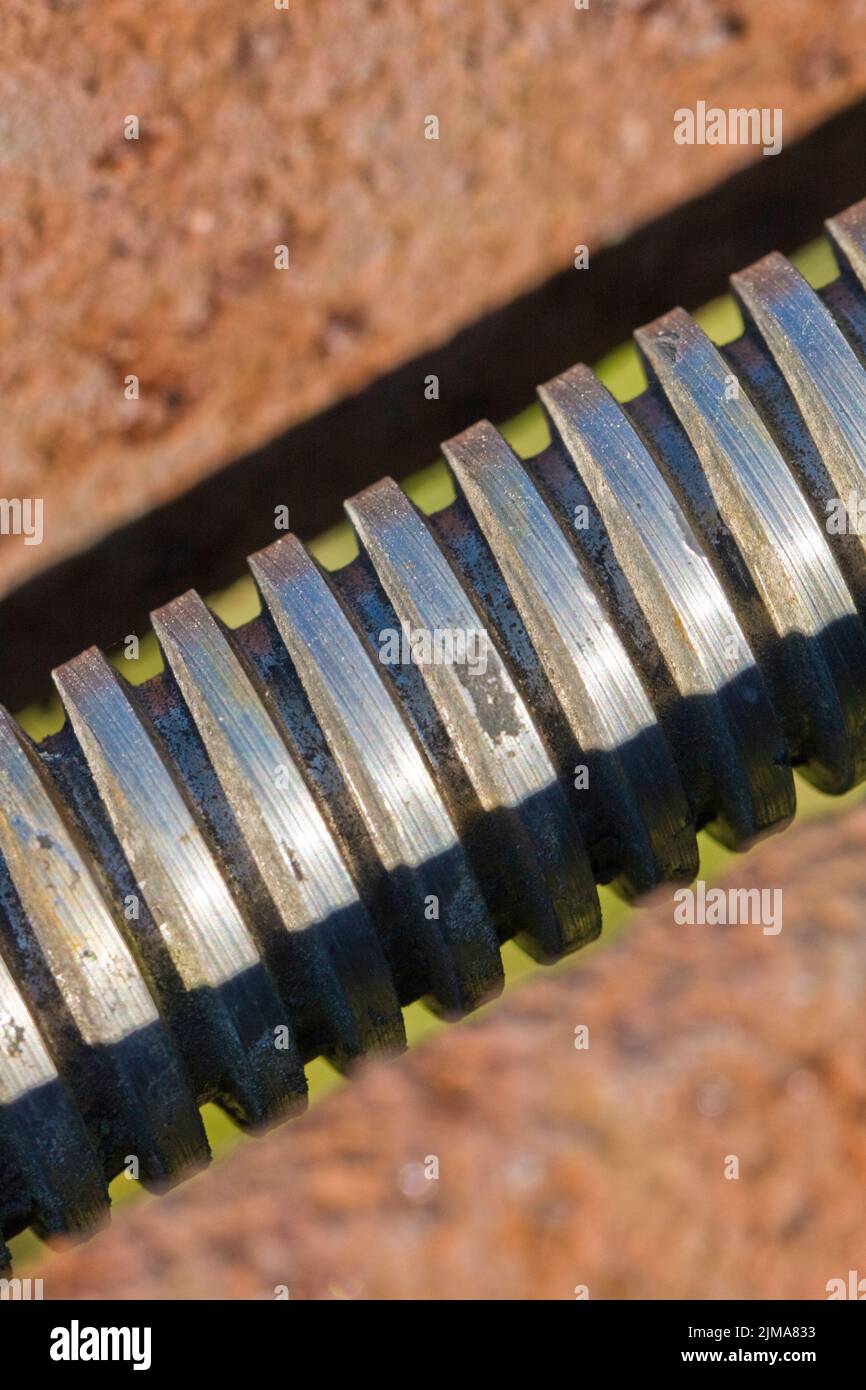 Gewindewelle des rostigen Rohrleitungsventils Stockfoto