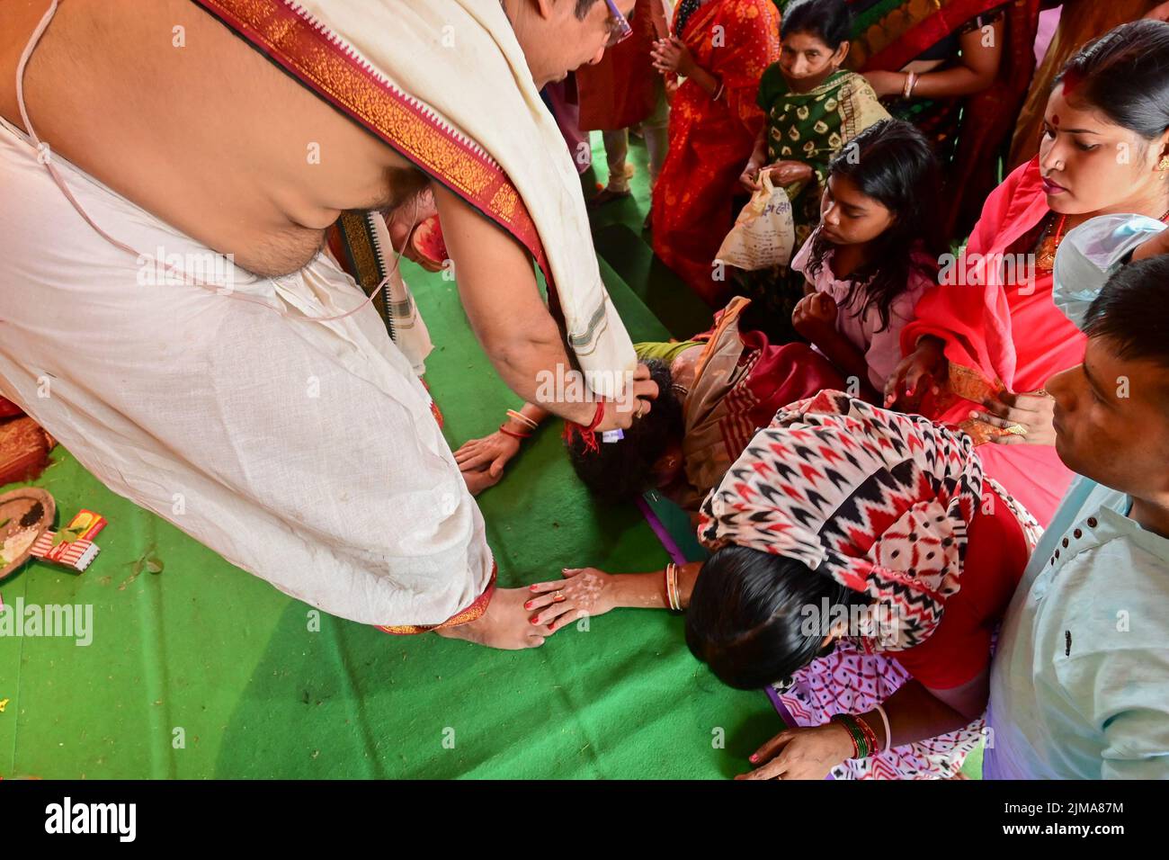 Howrah, Westbengalen, Indien - 14.. Oktober 2021 : Hindu-Purohit segnet Devotees während der Pushpanjali-Puja zur Göttin Durga, einem heiligen Ritual zur Anbetung. Stockfoto