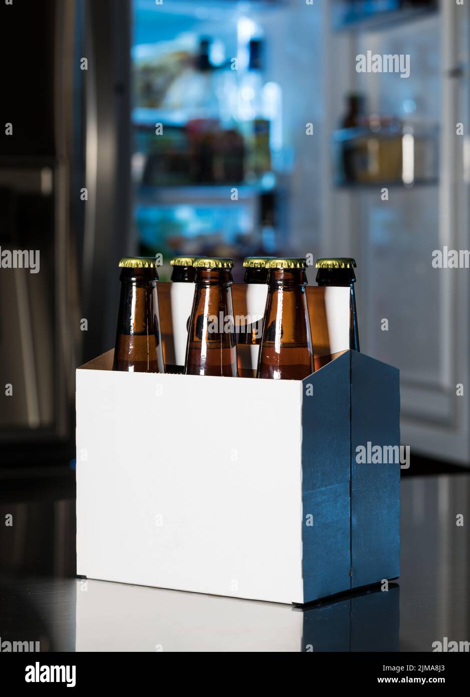 Sechs Flaschen braunes Bier auf der Küchentheke Stockfoto