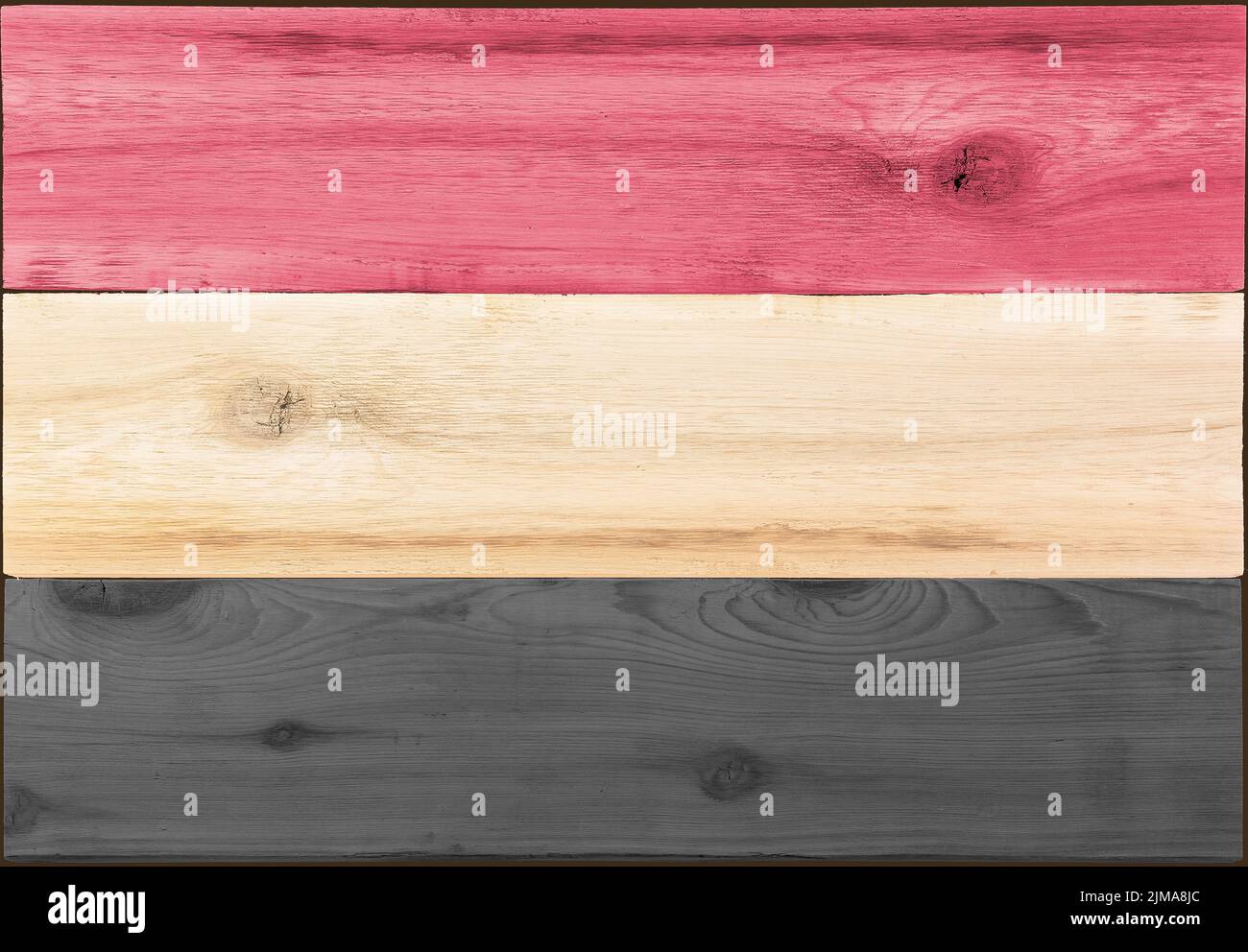 Holzbohlen in Form einer jemenitischen Flagge Stockfoto