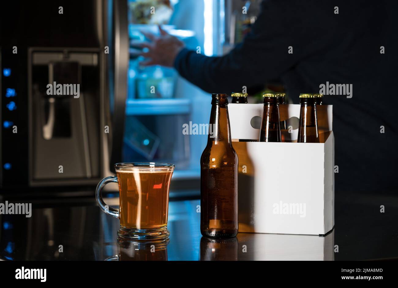 Sechs Flaschen braunes Bier auf der Küchentheke Stockfoto