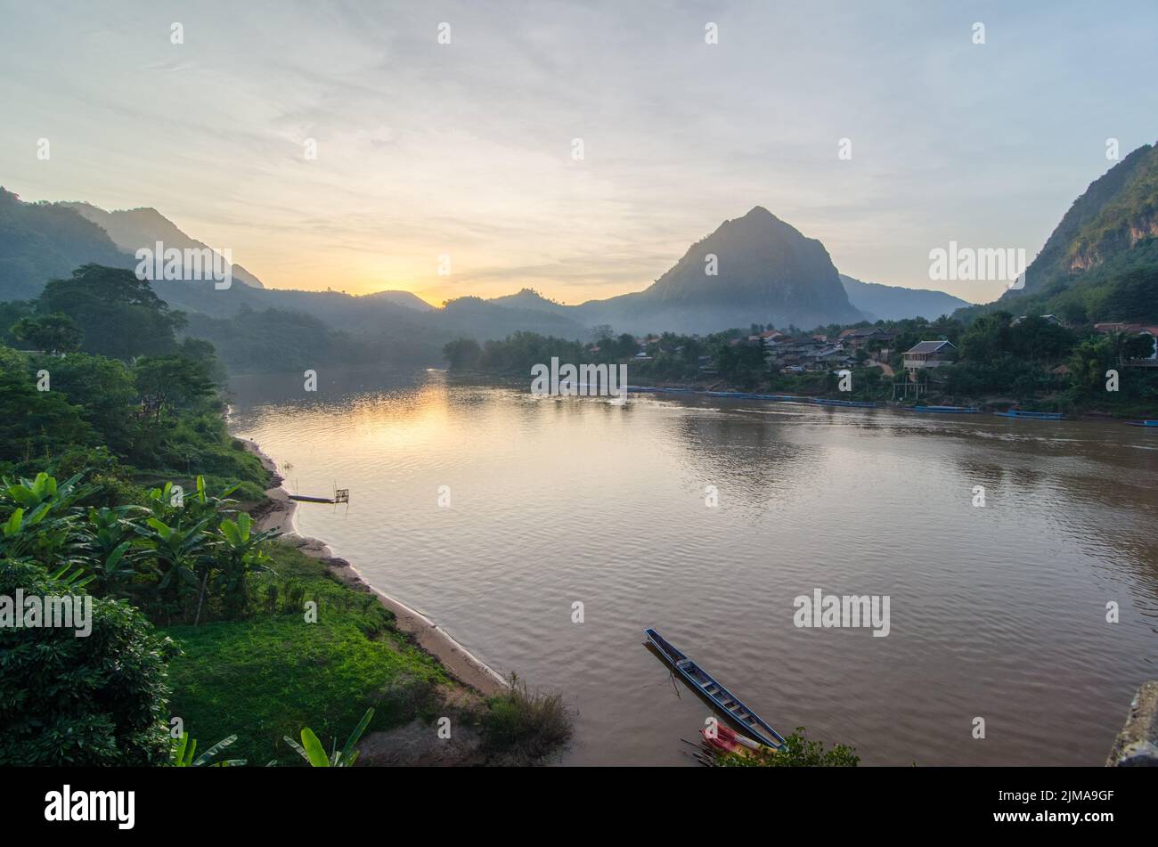 Sonnenuntergang in Nong Khiaw, Laos Stockfoto Sonnenuntergang in Nong Khiaw, Laos Stockfoto