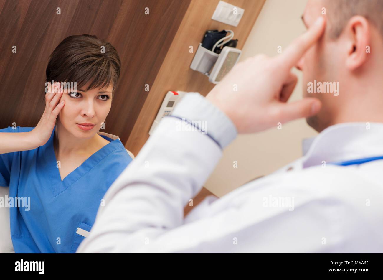 Kopfschmerz arzt -Fotos und -Bildmaterial in hoher Auflösung – Alamy