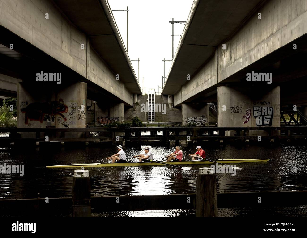 2022-08-05 10:12:06 AMSTERDAM - Ruderer segeln unter der Ringstraße A10 auf der Amstel. ANP REMKO DE WAAL niederlande Out - belgien Out Stockfoto