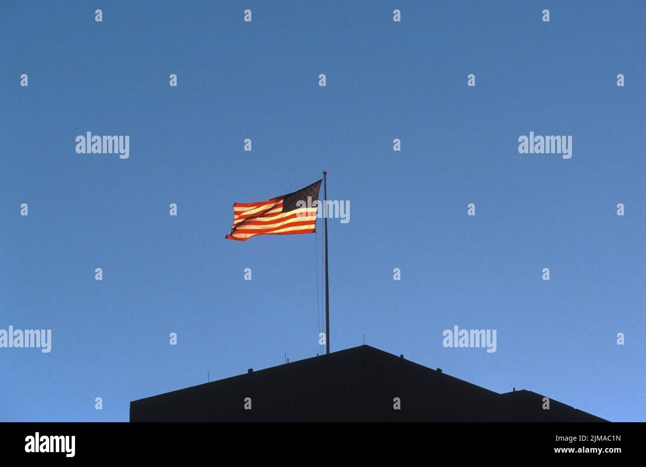 Auf einem Gebäude in der Innenstadt von San Diego, Kalifornien, weht eine amerikanische Flagge Stockfoto
