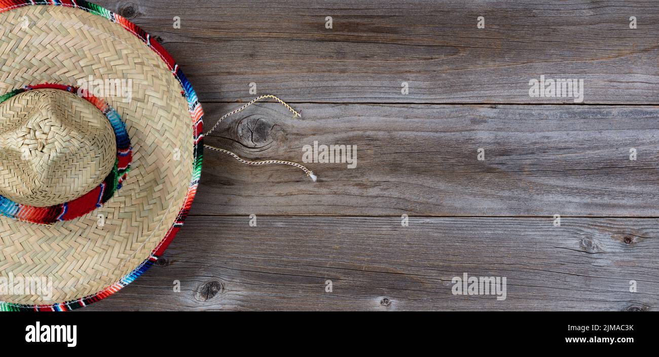 Traditionelle große Sombrero für Cinco de Mayo Feiertagsfeier auf rustikalen Holzbrettern Stockfoto