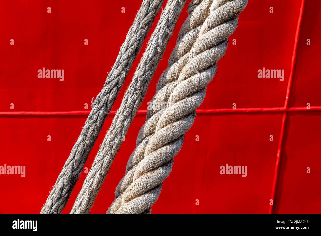 21. Juli 2022. Macduff, Aberdeenshire, Schottland. Das sind die Anlegeseile eines roten Schiffes am Hafen. Stockfoto