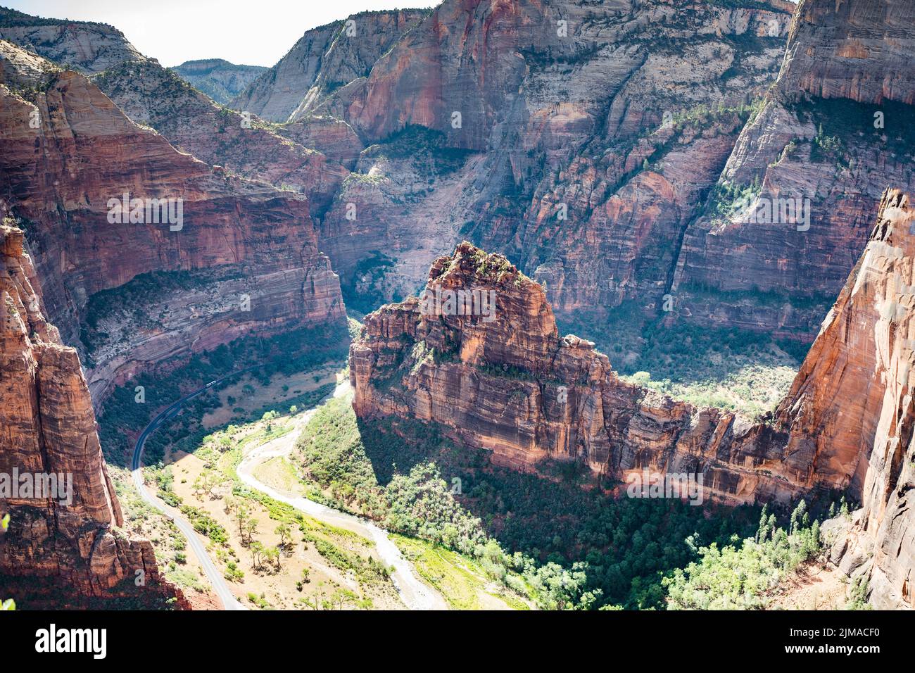 Sonniger Blick vom Angels Landing Berg im Zion National Park ins Tal mit dem Mercer River. Stockfoto