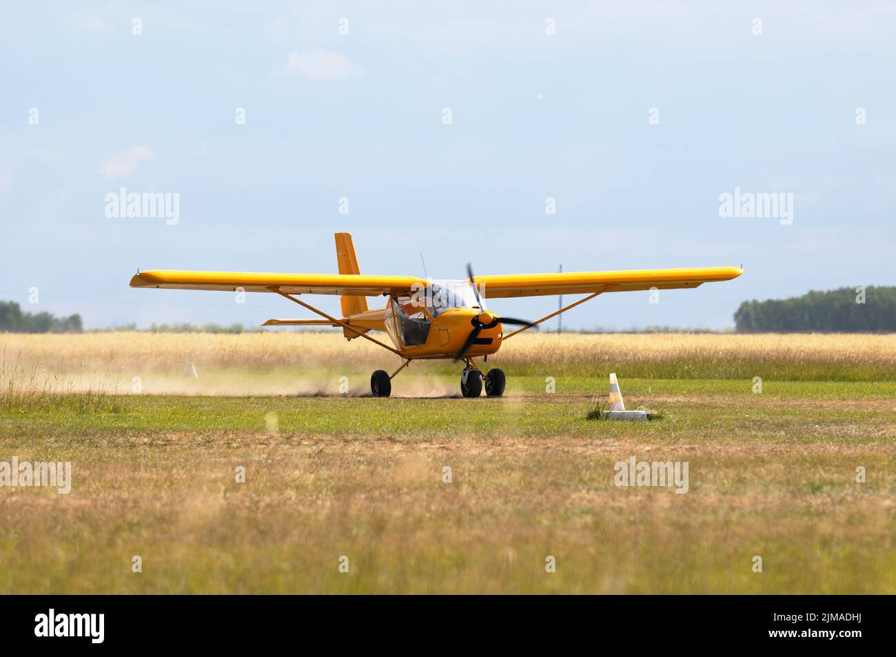 Privates Propellerflugzeug, das auf grünem Gras landet Stockfoto