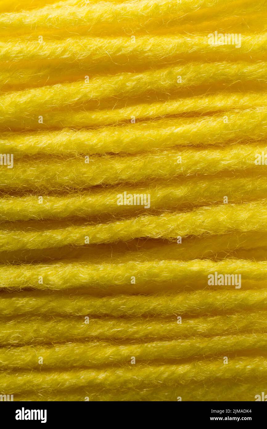 Makro, abstrakt aus leuchtend gelben Teppichgarnfäden, Hintergrundtextur, Textil- und Nadelarbeitkonzept, Soft-Focus Stockfoto