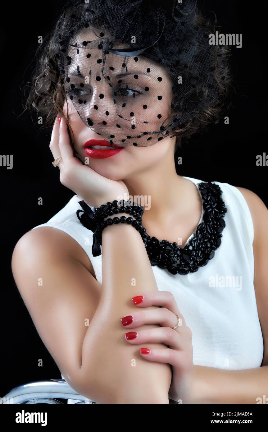 Porträt eines Mädchens mit einem Schleier auf schwarzem Hintergrund Stockfoto