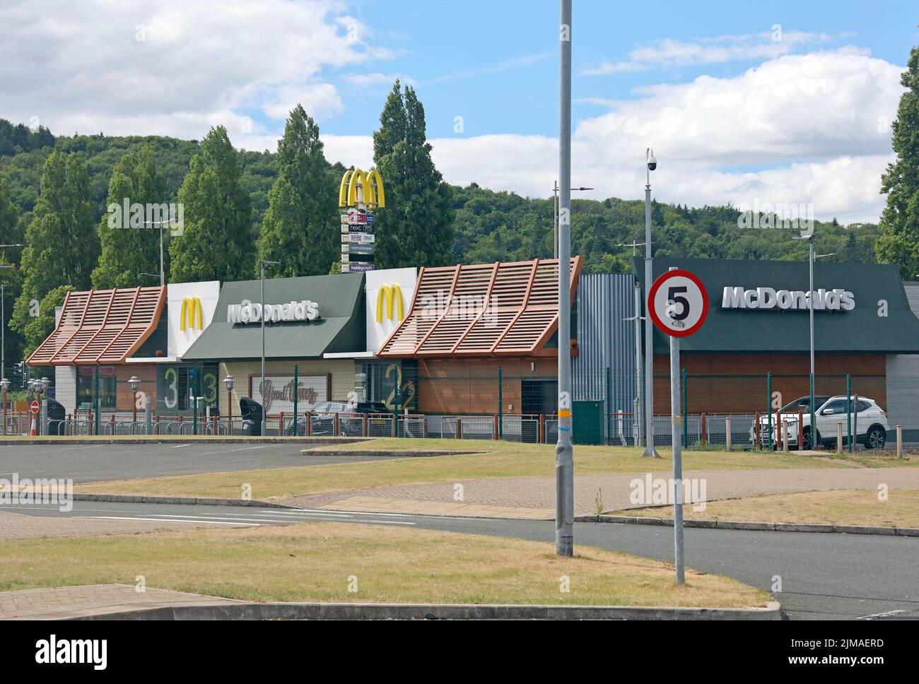 McDonald's Drive-Through-Food-Outlet neben dem Cardiff Football Ground. Leckwith Retail Park, Cardiff Stockfoto
