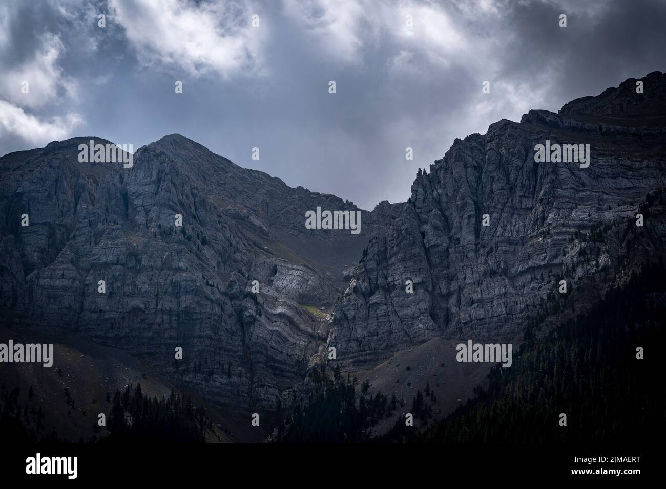 Serra del Cadí, Katalonien, Spanien, mit 500 hohen Klippen, die eine Höhe von über 2000m erreichen. Die Berge liegen im Parc Natural del Stockfoto