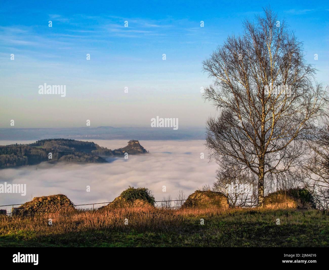 Nebel in Hegau - HohenkrÃ¤hen Stockfoto